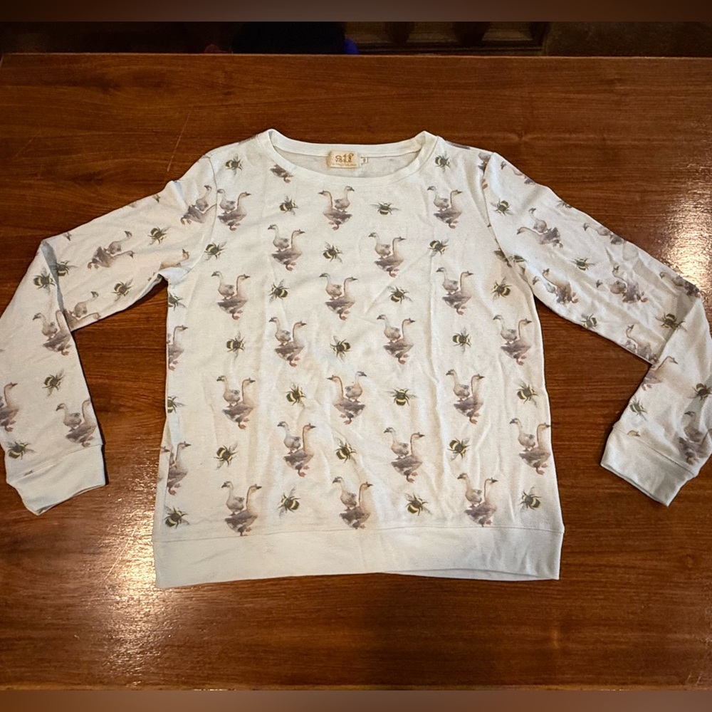 NWOT All Things Fabulous Geese/Bee Print Lounge Top